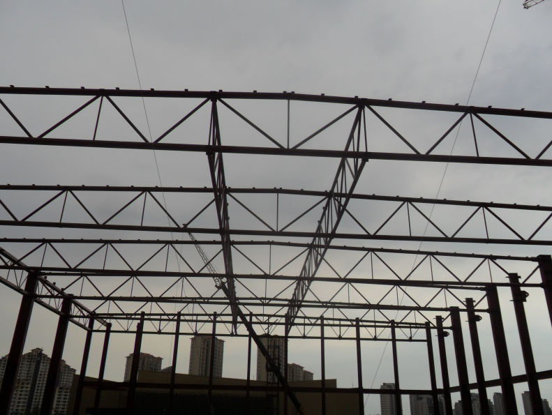 大跨度钢管桁架现场拼装整体吊装施工工法