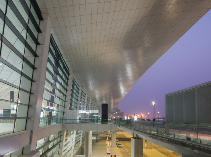 机场航站楼项目鲁班奖创优策划PPT-大面积外倾幕墙