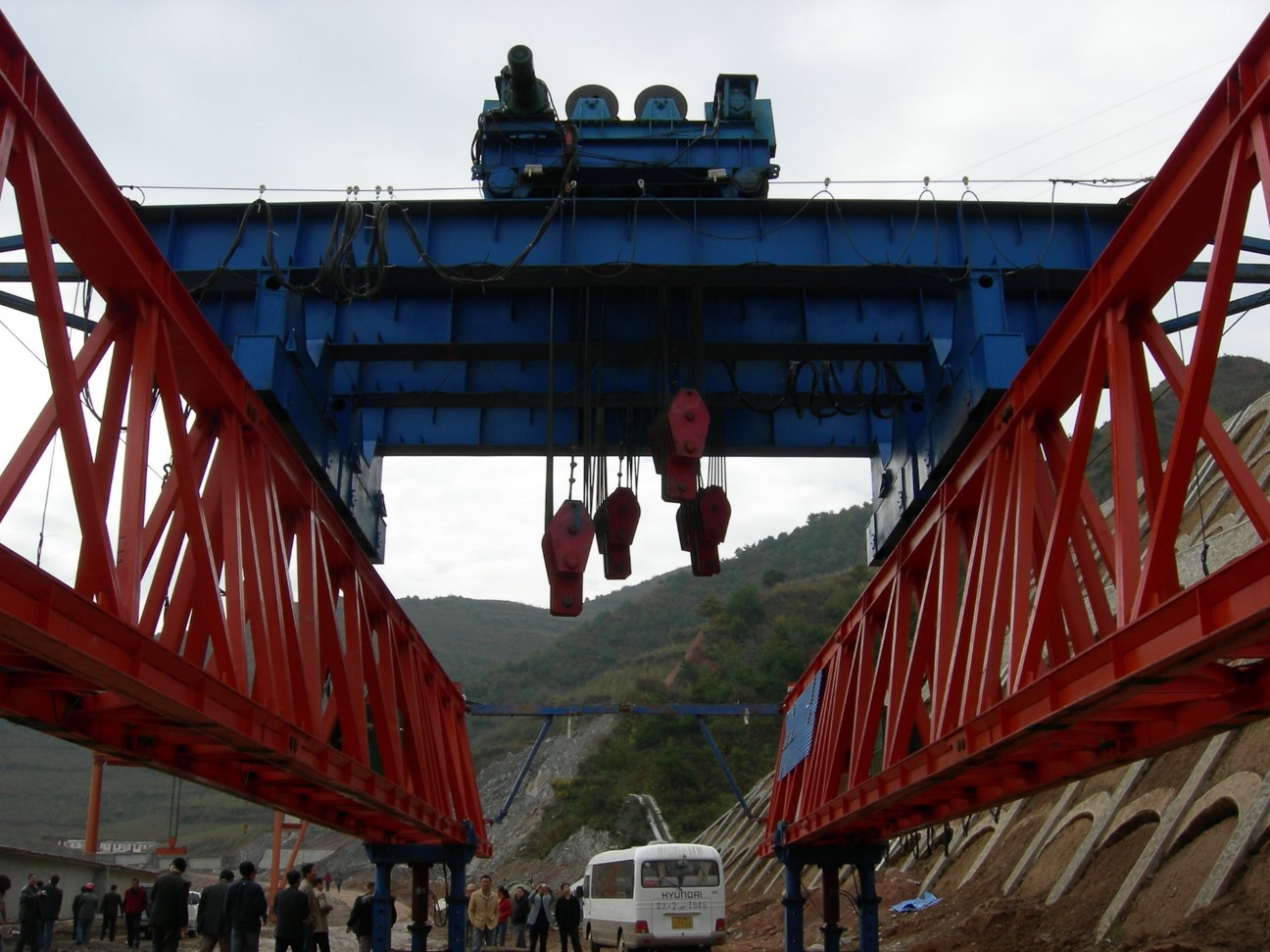 预制梁桥安装施工工法与解析（67页）-联合架桥机架梁法