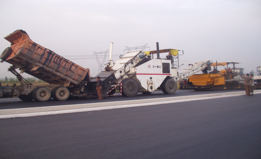 沥青路面施工技术及施工工艺（ppt）-采用转运机
