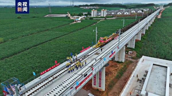 广西首条自主投资建设高速铁路——南玉铁路全线开始铺轨