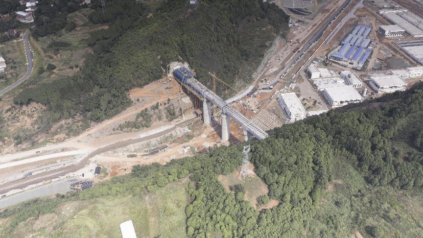 大岩渡槽浇筑最后一跨.png