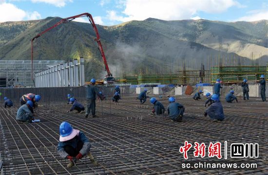 四川甘孜1000千伏变电站工程建设现场。国网特高压公司供图