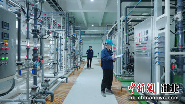 工作人员正在进行设备巡检。陈臣 摄