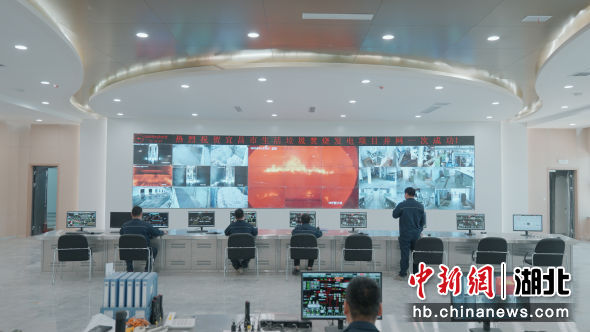 宜昌市生活垃圾发电特许经营项目中控室。 陈臣 摄