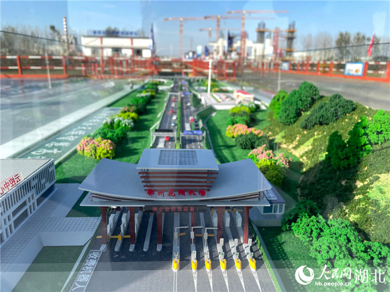 鄂州花湖机场高速公路沙盘。人民网记者 周恬摄