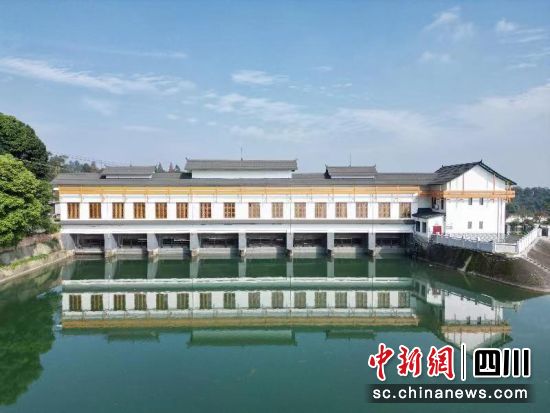  　　图为百丈水库溢洪道闸房标准化改造。四川省水利厅供图