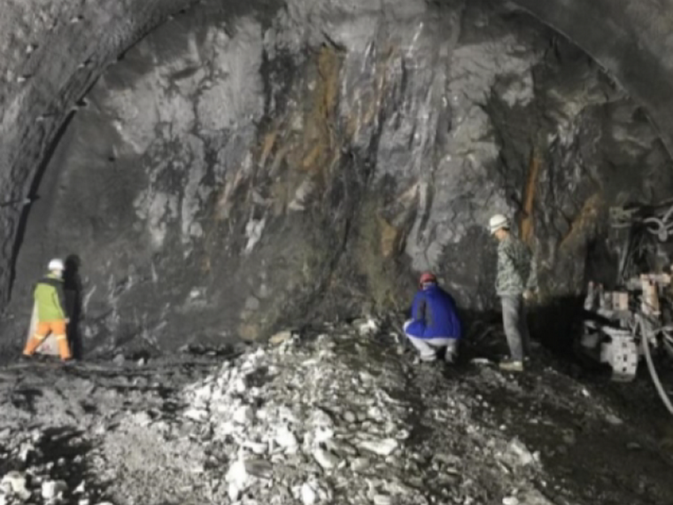 岩溶地质隧道涌水突泥预控与处治施工工法