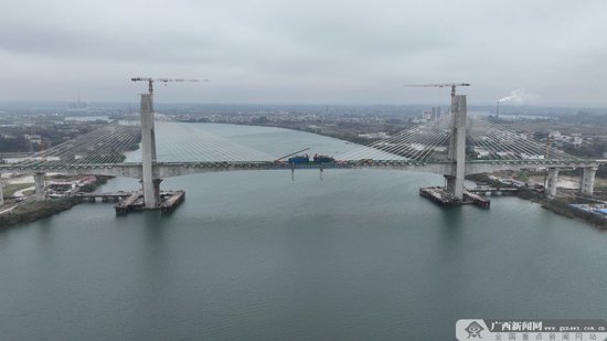 图为合龙后的南深高铁六景郁江特大桥全景。邢星 摄