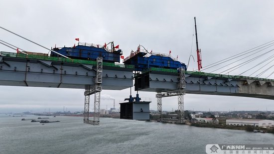 南深高铁六景郁江特大桥最后一节钢箱梁吊装作业。林高 摄